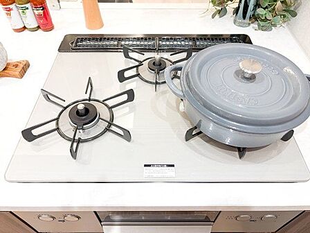忙しいときでも一度にたくさんの料理が作れる3口コンロ。使い勝手の良さを考えました。