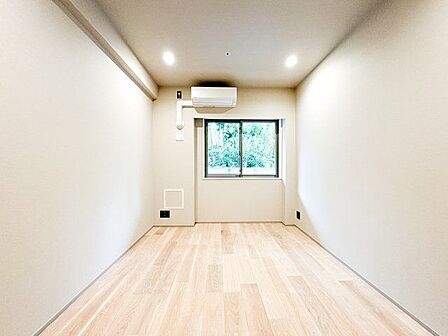 居心地のいい暮らしには欠かせない眩い採光。窓からこの空間に降り注ぐ採光が絶えません。