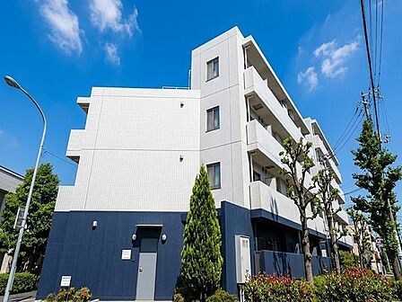 シンプルでスッキリとしたスタイリッシュな佇まい。家族の成長を見守り続け、美しい未来へ導いてくれます。（空の加工を生成AIで行っています）
