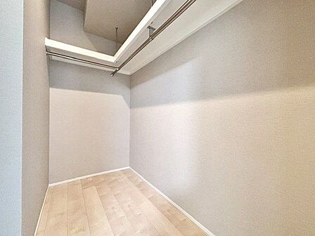 ウォークインクローゼットをご用意しております。その分お部屋を広く使うことができますね。