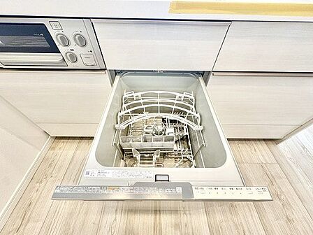 ビルトイン食洗機は作業台が広く使え、見た目もスッキリ。節水や節電も充実して家事の手助けをしてくれます