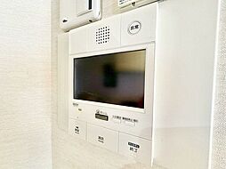来訪者の確認ができるモニター付きインターホン完備。