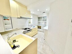 ゆったりと調理ができる位のスペースを実現したキッチン。すっきりと美しいキッチンで効率よくお料理。