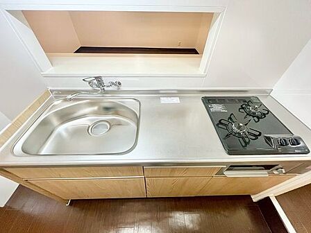 キッチンはリビングダイニングを見渡せる対面式キッチン。家事が捗るように動線を意識した間取りです。