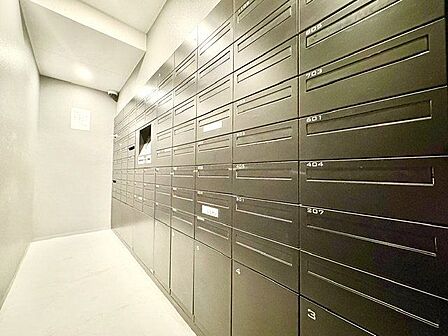 お仕事やお出かけで荷物が受け取れない時も大変便利な宅配ボックス完備。