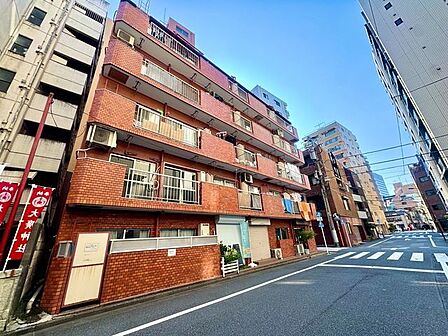 いくつもの季節が過ぎ去り、人々の想い出を見守り続けて来た本邸宅。人生を楽しむための住まいになりました。