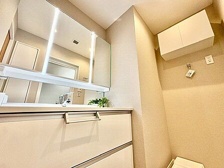 清潔感のある色合いのプライベート空間は、身だしなみチェックや肌のお手入れに最適です。