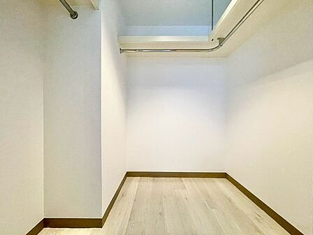 大容量収納可能なウォークインクローゼットはシーズンオフの服や普段使わない物をたくさん収納できます。