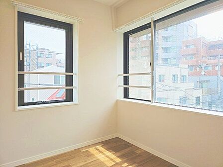 大きな窓からたっぷりと陽光が注がれる明るい空間。一日の疲れを癒してくれる洋室。時を忘れて過ごす空間。