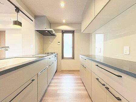 リビングと統一感のある美しい空間に。開放感があるのでお料理の動線もムダなく効率的。