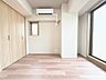 子供部屋：優しい色合いの壁紙は、目にも優しく居心地の良い空間にしてくれます。