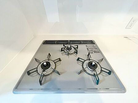 忙しいときでも一度にたくさんの料理が作れる3口コンロ。使い勝手の良さを考えました。