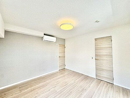 過ぎ行く時間をゆったりと感じることができる落ち着いたお部屋。プライベートな時間を満喫できます。