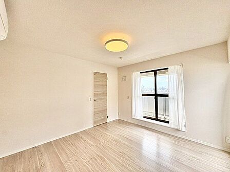 居心地のいい暮らしには欠かせない眩い採光。ゆったりとした幅の窓からこの空間に降り注ぐ採光が絶えません。