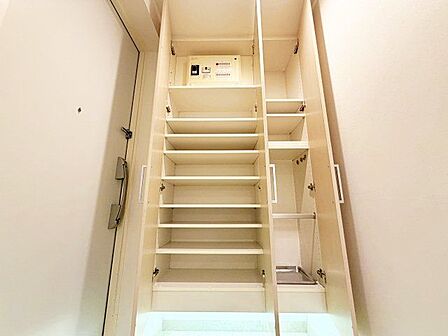 靴をたっぷり収納できるシューズクローゼット付きです。