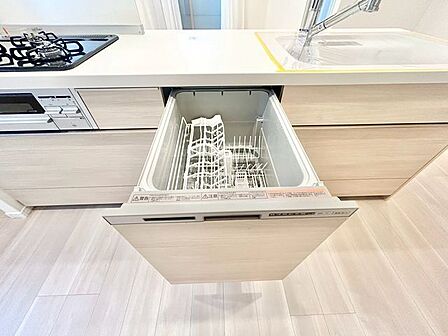 食器を洗っている間にお掃除など、様々なシーンで家事の時短に役立つビルトイン食洗機。