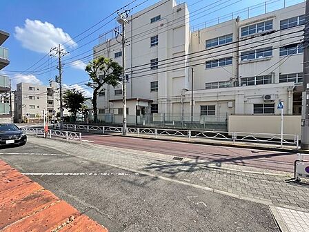 さまざまな表情の景色を眺めながら、くつろぎのひと時をお過ごし頂けます。（空の加工を生成AIで行っています）