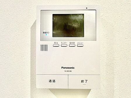 来訪者の確認ができるモニター付きインターホン完備。
