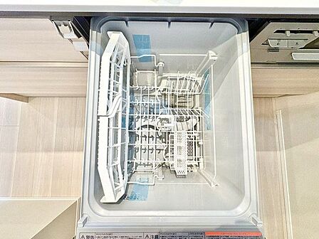 ビルトイン食洗機は作業台が広く使え、見た目もスッキリ。節水や節電も充実して家事の手助けをしてくれます