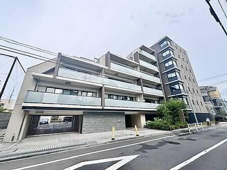 美しいフォルムによって建てられた地上7階建レジデンス。やすらぎの暮らしを叶えます。