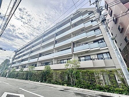 贅を尽くした重厚感ある佇まい。品格ある穏やかな空間で深みのある暮らしを。