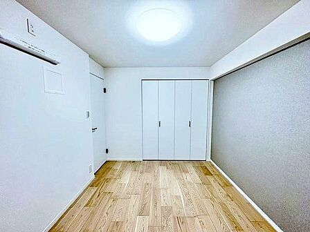シンプルでさりげないコントラストが、洋室を安らげる落ち着いた空間にしてくれます。