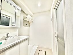 清潔感のある色合いのプライベート空間は、身だしなみチェックや肌のお手入れに最適です。