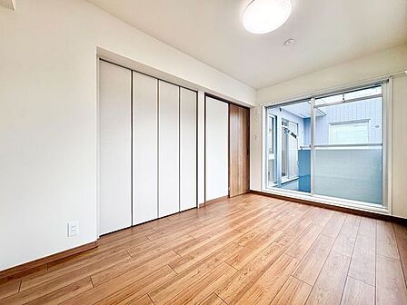大きな窓からたっぷりと陽光が注がれる明るい空間。一日の疲れを癒してくれる洋室。時を忘れて過ごす空間。