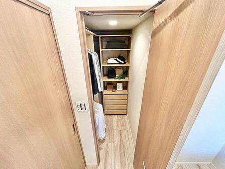 大容量収納可能なウォークインクローゼットはシーズンオフの服や普段使わない物をたくさん収納できます。