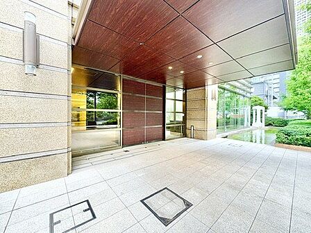 格調高いデザイン性を持つエントランスは、住む方のプライドを満たすクオリティ。