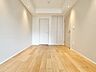 寝室：ナチュラルカラーのフローリングのお部屋は、温かみを感じさせリラックスをもたらす効果があります。