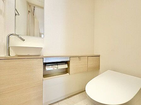 毎日使うものだから、「シンプルでムダのないデザイン」で空間と調和するタンクレストイレ。