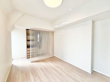 様々なテイストのインテリアと合わせやすいシンプルな内装に。