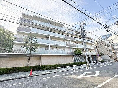 外観:シンプルでスッキリとしたスタイリッシュな佇まい。家族の成長を見守り続け、美しい未来へ導いてくれます。 外観:シンプルでスッキリとしたスタイリッシュな佇まい。家族の成長を見守り続け、美しい未来へ導いてくれます。