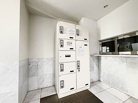 宅配BOX。お仕事やお出かけで荷物が受け取れない時も大変便利です。
