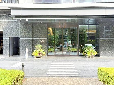 高いデザイン性が人目を引く、重厚感あるエントランス空間。