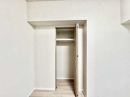 充分な収納スペースを確保。居室内に余計な家具を置く必要がないので、シンプルですっきりとした暮らし。