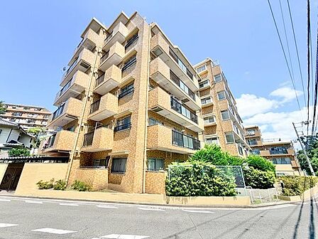 静かに時を刻むヴィンテージマンション。温かみのある色合いが全体を包み、やさしい雰囲気を感じます。