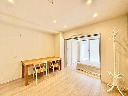 窓越しに射し込む自然光が風合い豊かな室内を照らし出し、落ち着きのある上品な空間を演出します。