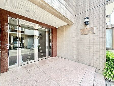すっきりとしたエントランスは、明るく見通しが良いので防犯面でも安心して出入りして頂けます。