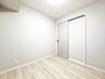 寝室：過ぎ行く時間をゆったりと感じられる落ち着いたお部屋。静かな環境でリラックスタイムをスタート。