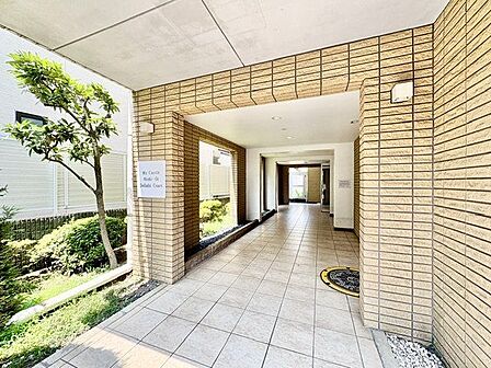 格調高いデザイン性を持つエントランスは、住む方のプライドを満たすクオリティ。