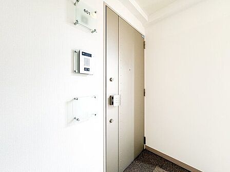 毎日出入りに使う玄関は外出する時は爽やかに、帰宅するときはホッとする落ち着いた空間へ。