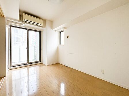 大きな窓からたっぷりと陽光が注がれる明るい空間。一日の疲れを癒してくれる洋室。時を忘れて過ごす空間。