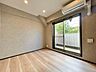 寝室：時を忘れて過ごす空間。たっぷりと陽光が注がれる明るいお部屋。