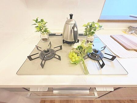 忙しいときでも一度にたくさんの料理が作れる3口コンロ。使い勝手の良さを考えました。