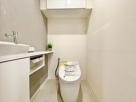 スッキリデザインのタンクレスタイプ。手洗いカウンター付です。