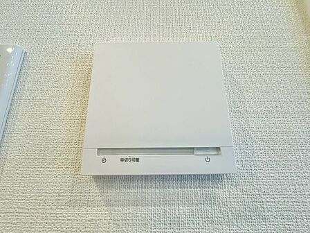 部屋全体を足もとから温める床暖房システム採用。室内の空気を汚さず、暖かく快適な空間に。