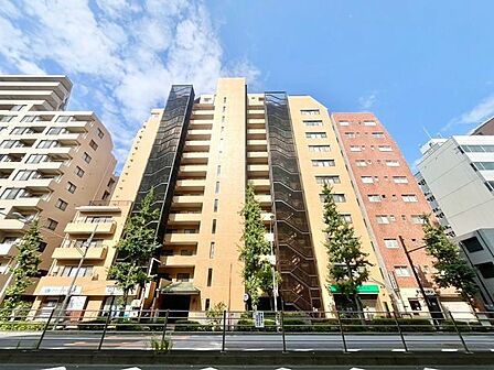 地上14階建のマンションは堂々とした佇まい。都心へのアクセスのよさも見逃せないポイントです。
