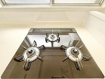 忙しいときでも一度にたくさんの料理が作れる3口コンロ。使い勝手の良さを考えました。